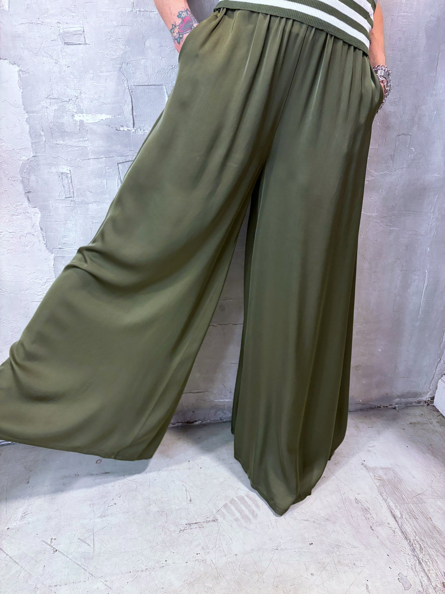 Pantaloni in raso larghi