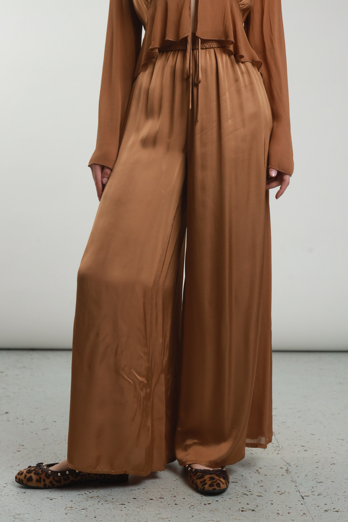 Pantaloni in raso larghi