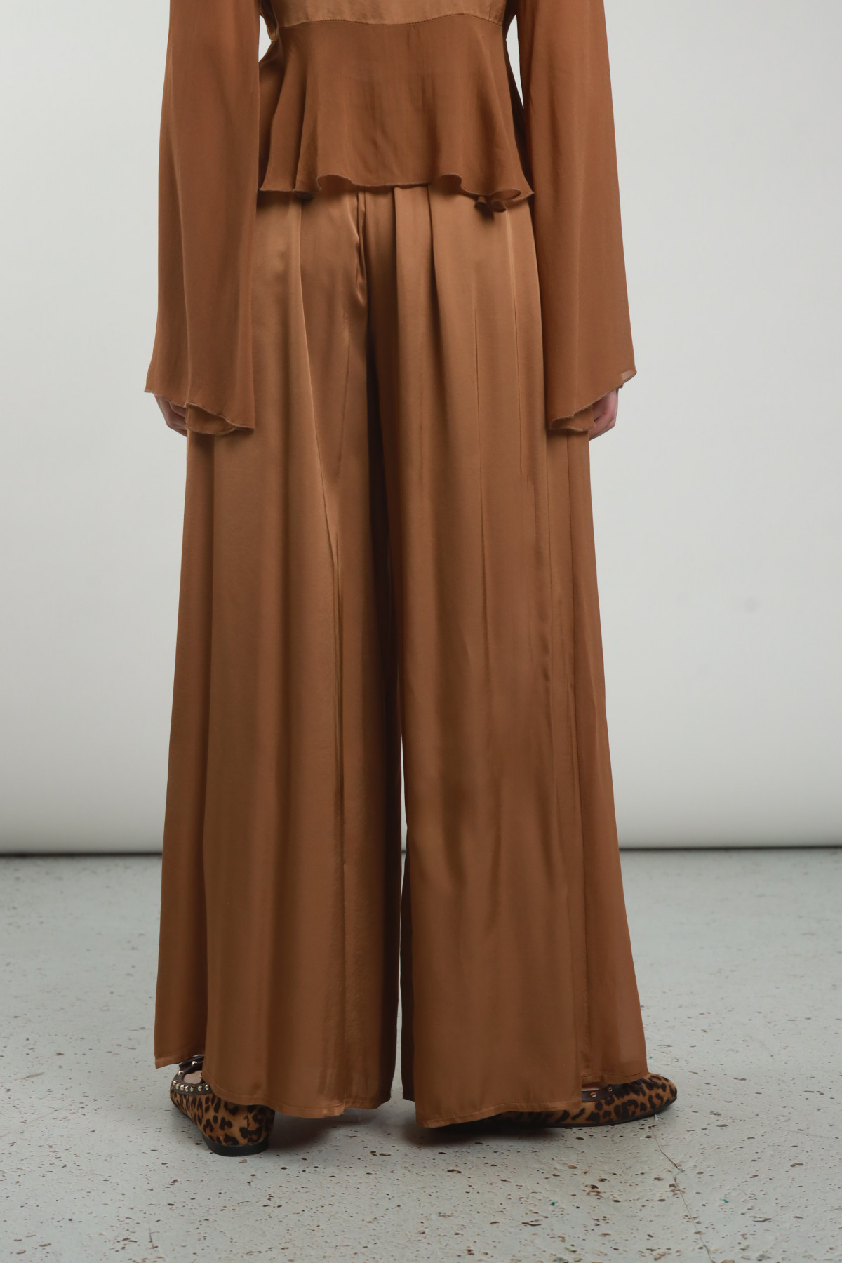 Pantaloni in raso larghi
