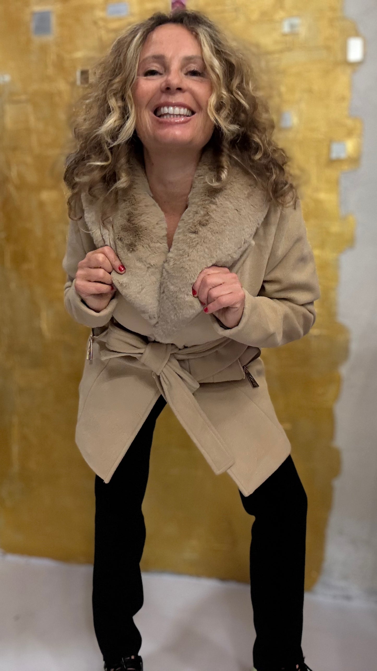 Cappotto con collo eco pelliccia