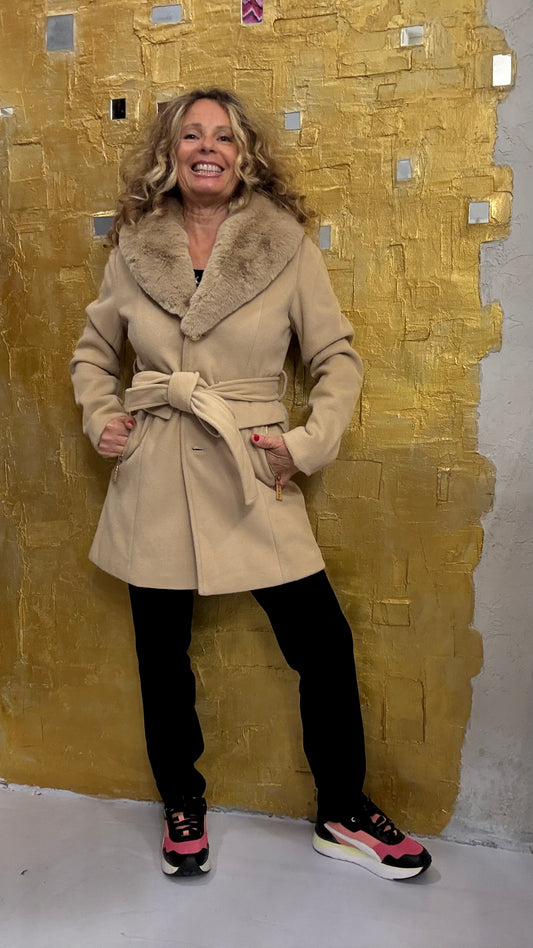Cappotto con collo eco pelliccia