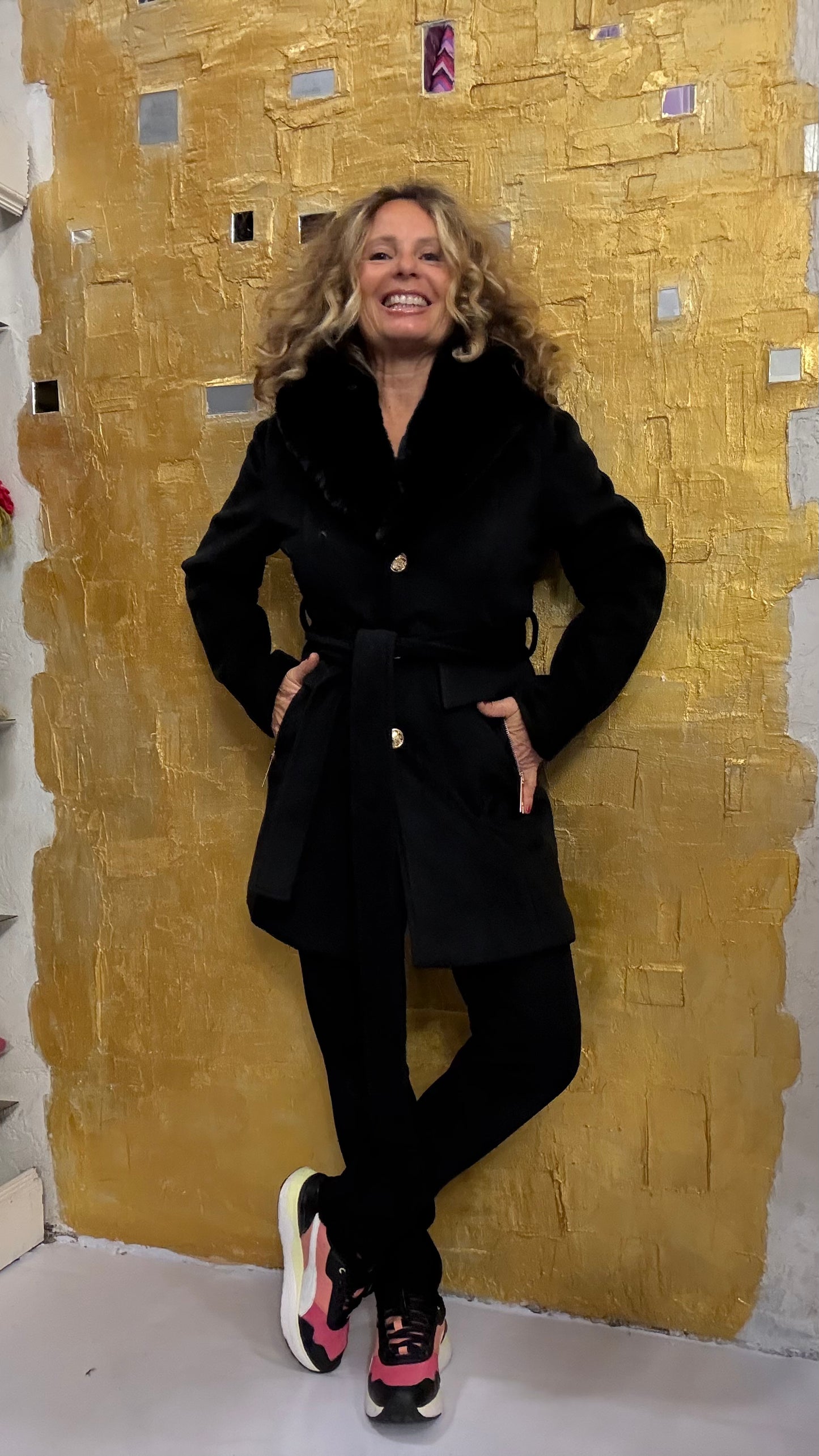 Cappotto con collo eco pelliccia